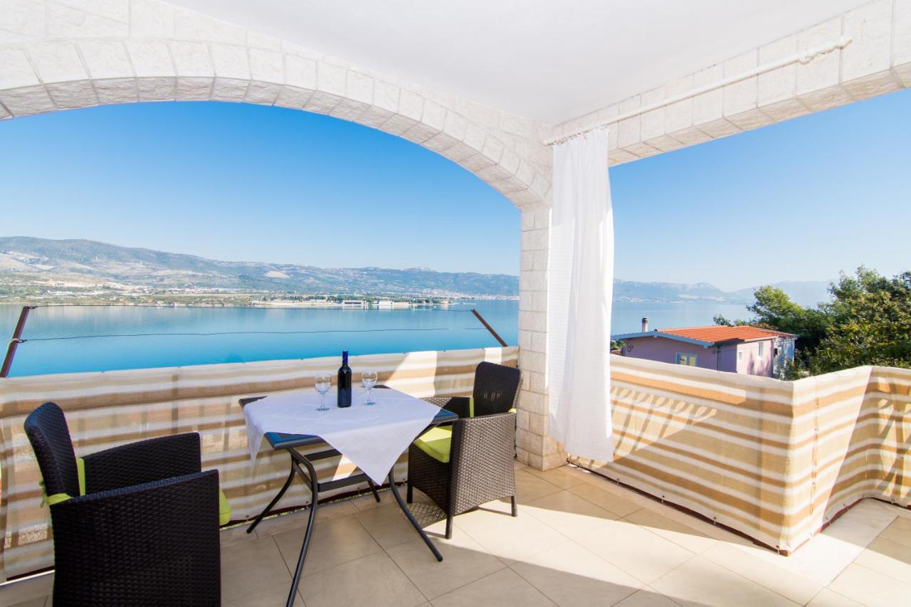 Holidays Apartments Slanada With Terrace And Sea View, Near The Beach & Town Trogir, Free Parking, Quiet Place On Peninsula Ciovo المظهر الخارجي الصورة