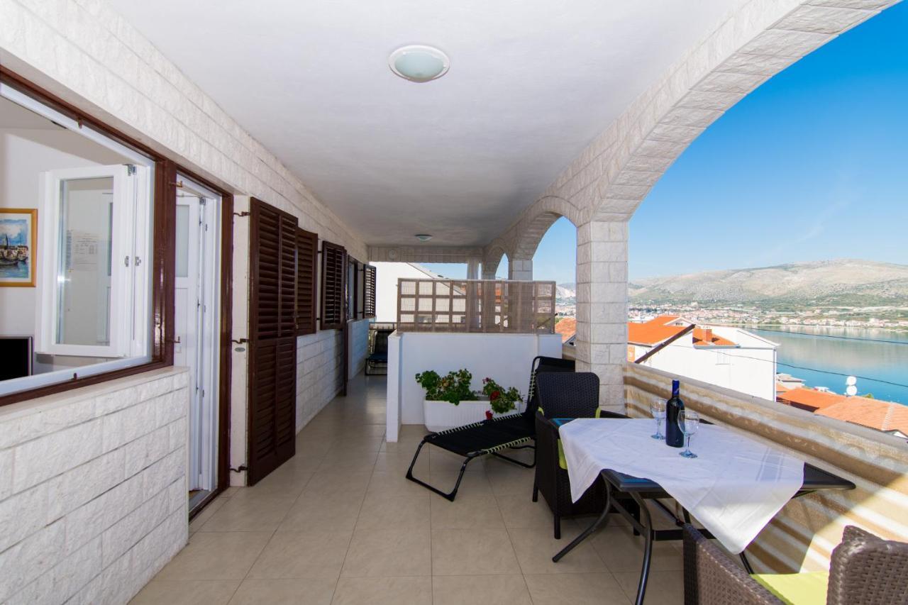 Holidays Apartments Slanada With Terrace And Sea View, Near The Beach & Town Trogir, Free Parking, Quiet Place On Peninsula Ciovo المظهر الخارجي الصورة