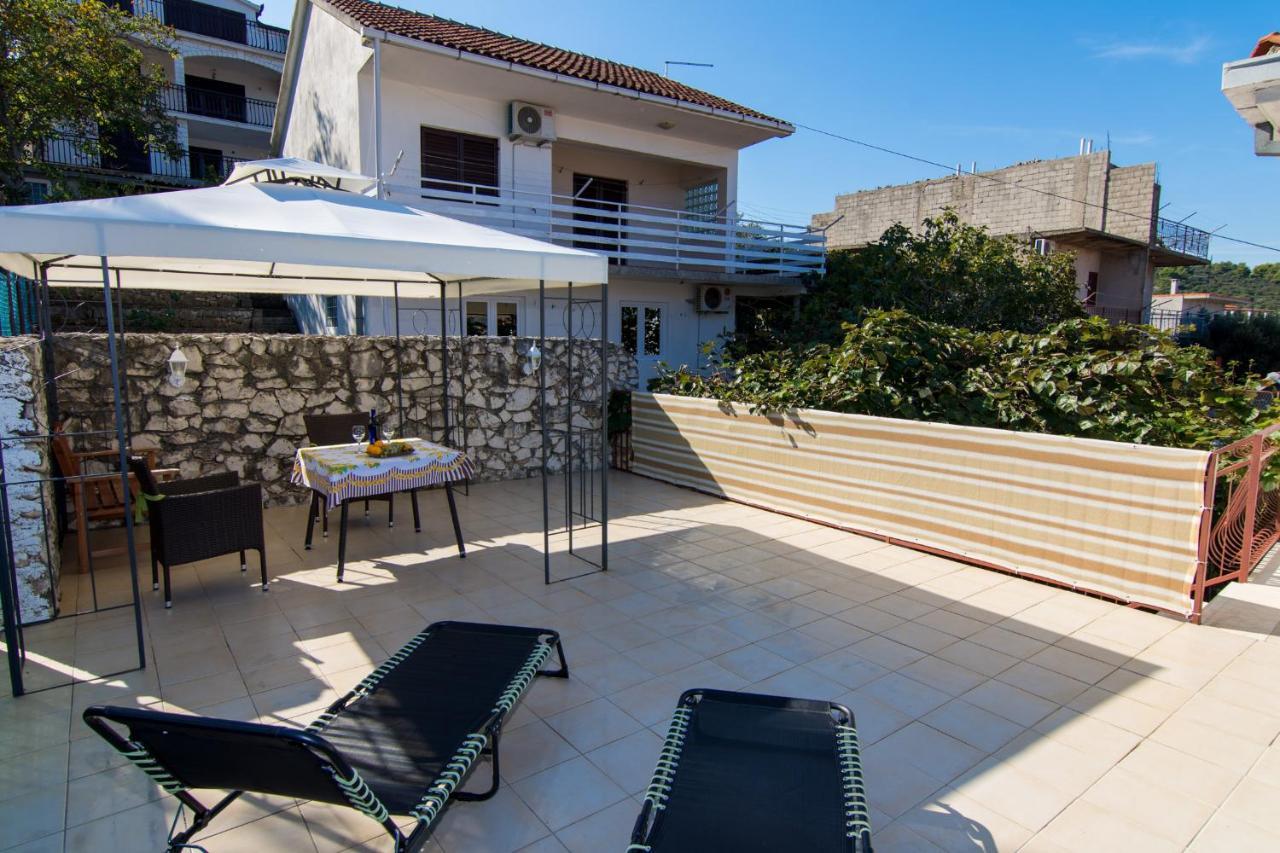 Holidays Apartments Slanada With Terrace And Sea View, Near The Beach & Town Trogir, Free Parking, Quiet Place On Peninsula Ciovo المظهر الخارجي الصورة